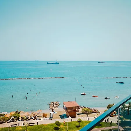2 Bed With Sea Views In Trilogy, Seafront 리조트