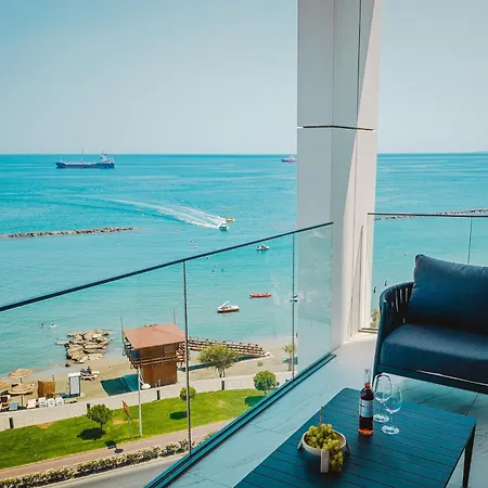 2 Bed With Sea Views In Trilogy, Seafront 리조트