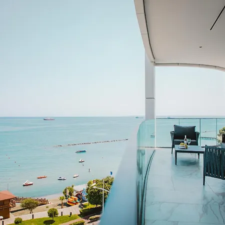 אתר נופש 2 Bed With Sea Views In Trilogy, Seafront לימסול